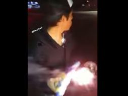 En la grabación puede verse a un joven, el cual sostiene un explosivo, conocido como paloma, y una cerveza. YOUTUBE / I'm The Mockingjay