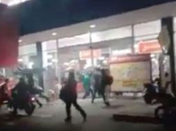 En un video proporcionado por autoridades de seguridad se observa a las personas entrando a la tienda. TWITTER / @anonopshispano