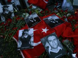 Durante un homenaje, las fotografías de las víctimas del ataque lucieron rodeadas de claveles rojos. AP / E. Gurel