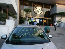 Protestas contra el gasolinazo. En la foto, inconformes se manifestaron en la Delegación Jalisco de la PGR. EL INFORMADOR / R. Tamayo