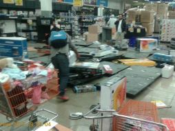 Los inconformes saquearon un supermercado y una tienda de conveniencia. TWITTER /