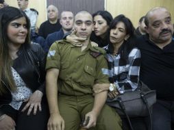 El soldado israelí Elor Azaria (c) espera junto a su familia a la lectura de la sentecia durante su juicio. EFE / H. Levine