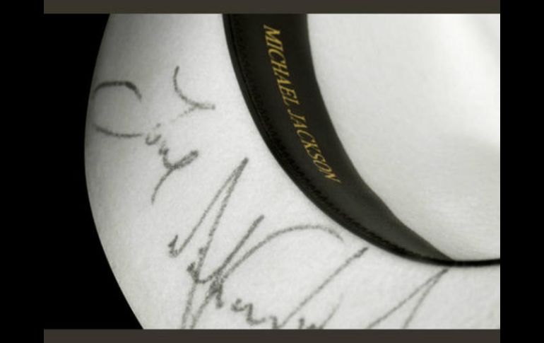 La prenda está firmada por el cantante con el mensaje 'Love Michael Jackson'. ESPECIAL / catawiki.com