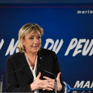 Marine Le Pen elogia cancelación de inversión de Ford