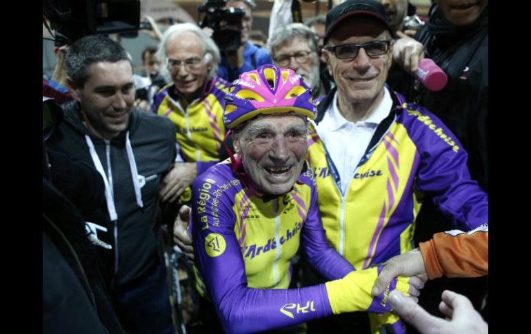 ''Estoy bien'', dijo al bajarse de la bicicleta, sonriente y emocionado por el numeroso público que había acudido para acompañarle. AP / T. Camus