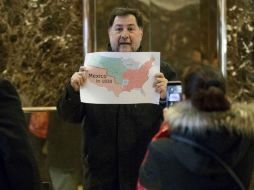 El también activista se presenta con un mapa actual de México y uno con las fronteras de 1830. TWITTER / @fernandeznorona