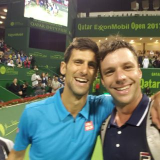 Djokovic gana la segunda ronda en torneo de Doha