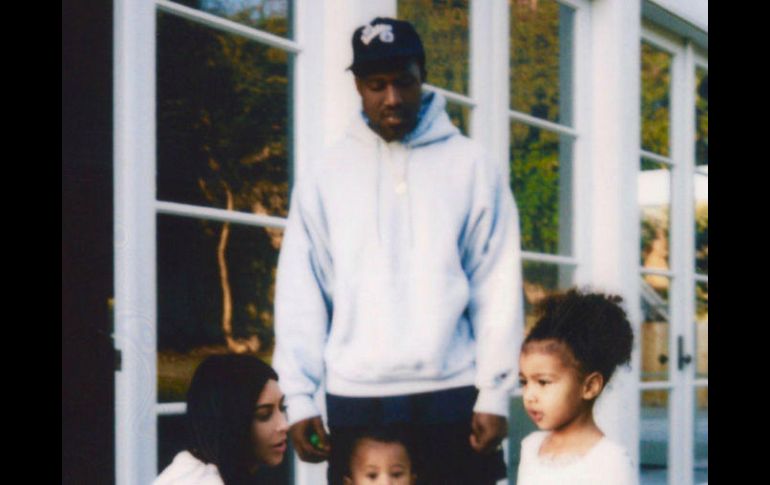 Kim Kardashian resurgió este martes en las redes sociales, publicando una foto con su esposo, el rapero Kanye West, y sus dos niños. TWITTER / @KimKardashian