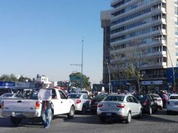 Un grupo de más de 300 personas se reunieron en la Glorieta Minerva para protestar constra el aumento al precio de combustibles. EL INFORMADOR /