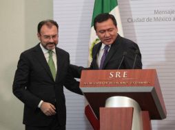 El secretario de Gobernación, Miguel Ángel Osorio Chong, presentó a Videgaray ante el personal de la SRE. EFE / S. Gutiérrez