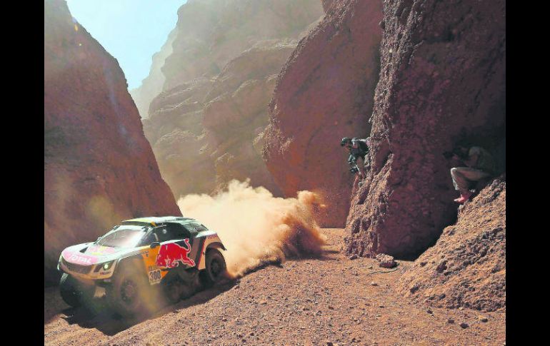 La tercera etapa comprendió un recorrido de 780 kilómetros. Stéphane Peterhansel conduce su Peugeot en medio de las montañas. AFP / F. Fife
