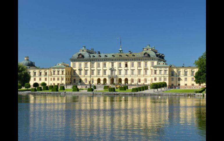El castillo de Drottningholm está situado en Ekerö al oeste de Estocolmo, y es desde 1981 la residencia oficial de los reyes de Suecia. ESPECIAL /