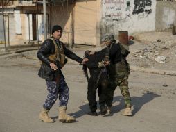 Soldados arrestan a un presunto miembro del Estado Islámico tras los enfrentamientos. AP / K. Mohammed