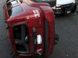 La camioneta impactó contra uno de los bolardos y posteriormente volcó quedando sobre su costado izquierdo. EL INFORMADOR / ARCHIVO