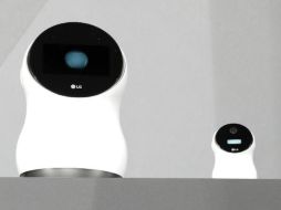 El aparato tiene una cabeza redonda y la apariencia de ojos digitales que parecen abrir y cerrar. AP / J. Locher