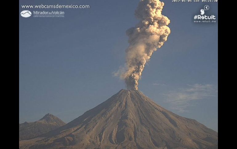 El Volcán El Colima emitió este jueves una exhalación de dos mil metros, con dirección al sureste. TWITTER / @webcamsdemexico