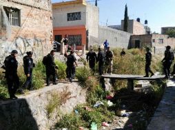 Los elementos atrapan a uno de ellos en el cruce de Enrique Díaz de León y Zoquipan. ESPECIAL /