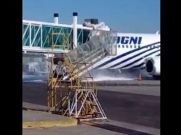 Un vehículo ingresó al área restringida de carga y se impactó contra una pipa que abastecía turbosina a un avión. TWITTER / @EDLPichardo