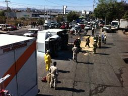 Elementos de Protección Civil neutralizaron el químico derramado y procedieron con el saneamiento del asfalto. ESPECIAL / Protección Civil Guadalajara