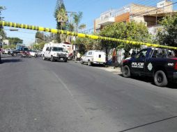 Personal de Servicios Médicos Forenses acudieron para levantar el cuerpo e indicios. EL INFORMADOR /