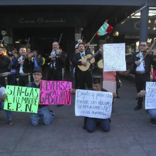 Organización analiza presentar amparo colectivo por gasolinazo