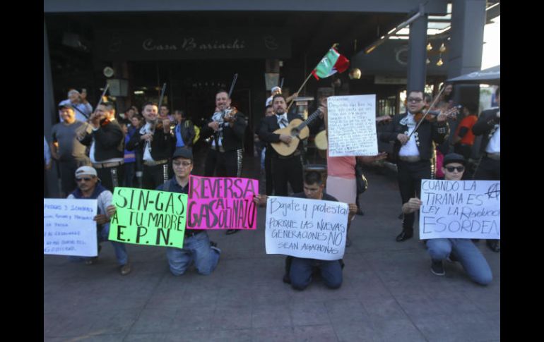 Cientos de personas en diferentes estados han salido a las calles para externar su rechazo al gasolinazo. EL INFORMADOR / F. Atilano