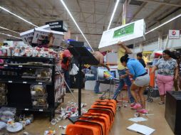 Desde grandes centros comerciales hasta pequeños negocios han sido atracados; la actividad económica y turística está paralizada. SUN / P. Morales