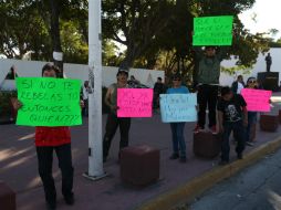 Los manifestantes elaboraron pancartas para pedir el apoyo de los automovilistas y ciudadanía en general. EL INFORMADOR / R. Tamayo