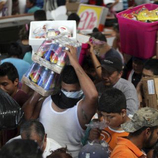 Yunes confronta a saqueadores en Veracruz; les ofrece vales