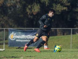 Luis Télles. El centrocampista domina el balón durante el entrenamiento de Leones Negros de la UdeG. TWITTER / @LeonesNegrosCF