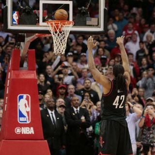 Nené le da el triunfo a los Rockets