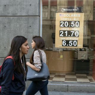 Banxico lanza salvavidas al peso; Trump lo poncha con un 'tuit'