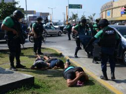 Elementos de Fuerza Civil detuvieron a personas identificadas por las cámaras de seguridad de los comercios saqueados en Veracruz. EFE /