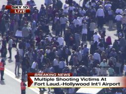 En esta imagen de televisión de NBC TV Local10 se observa a pasajeros siendo desalojados de la terminal aérea. AP /