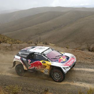 Loeb gana quinta etapa en autos del Dakar
