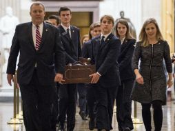 La urna que contiene los votos de las elecciones presidenciales son llevadas a la sesión especial. EFE / J. Lo Scalzo