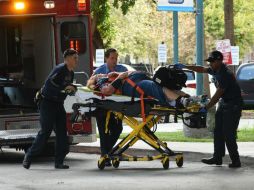 Una mujer herida es llevada a un hospital luego del tiroteo. AP / T. Álvarez