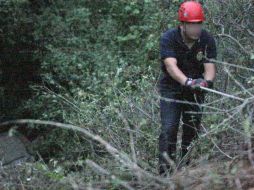 Bomberos tonaltecas descendieron cerca de 50 metros con equipo de rapel para hacer el rescate del cuerpo. EL INFORMADOR / ARCHIVO