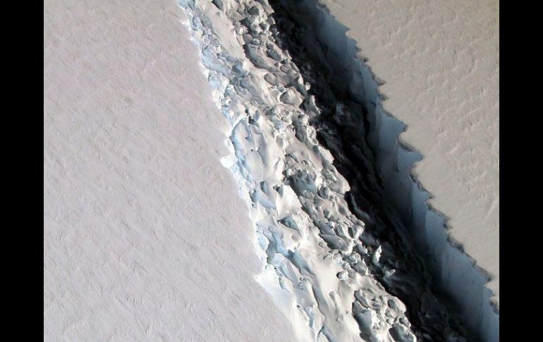 Nuevas imágenes muestran que la grieta en la capa Larsen C creció 18 kilómetros (11 millas) en las últimas semanas. EFE / NASA