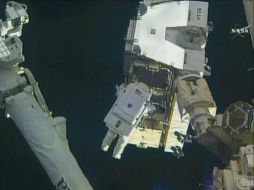 Antes de esta salida, las nuevas baterías fueron extraídas de los contenedores externos utilizando el brazo robótico de la EEI. AP / NASA