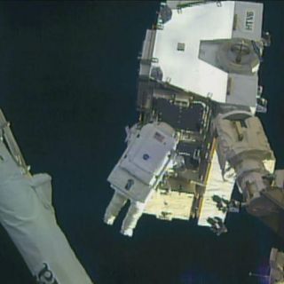 Astronautas realizan primera salida orbital del año de la EEI