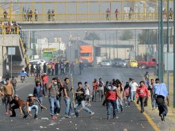Los comerciantes se habían armado con palos y piedras. AFP / J. Castanares