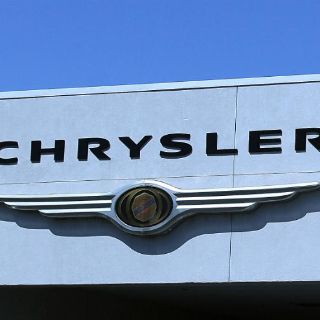 Fiat Chrysler llama a reparación más de cien mil camionetas