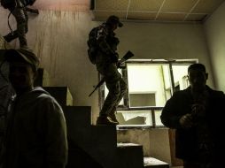 Soldados realizan inspecciones dos días después de retomar el barrio de Al Uehda. AP / ARCHIVO