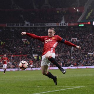 Wayne Rooney alcanza a máximo goleador del ManU