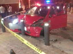 Uno de los automóviles se impactó contra las protecciones de una calle, a causa del accidente. ESPECIAL / Protección Civil y Bomberos de Guadalajara