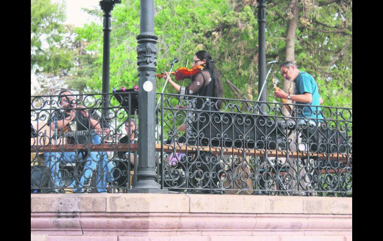 Enseguida caminamos unas cuadras y un hermoso arco nos invitó al agradable espacio de La Alameda. EL INFORMADOR / G. Vicente