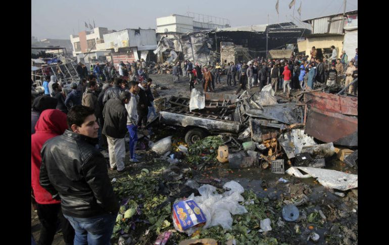 Curiosos exploran el sitio donde ocurrió el estallido, que ocasionó cuantiosos daños en los alrededores. AP / K. Kadim