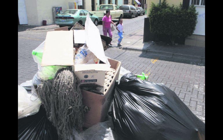 Con el cobro que realizan los ayuntamientos se puede invertir en equipo e infraestructura para la disposición final de los desechos. EL INFORMADOR / ARCHIVO