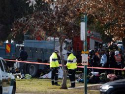 Equipos de emergencia acudieron al lugar del incidente para atender a las víctimas. AFP / A. Gharabli